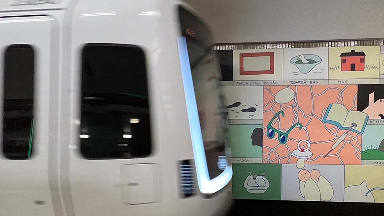 Tåg framför konsttavla på Zinkensdamm.