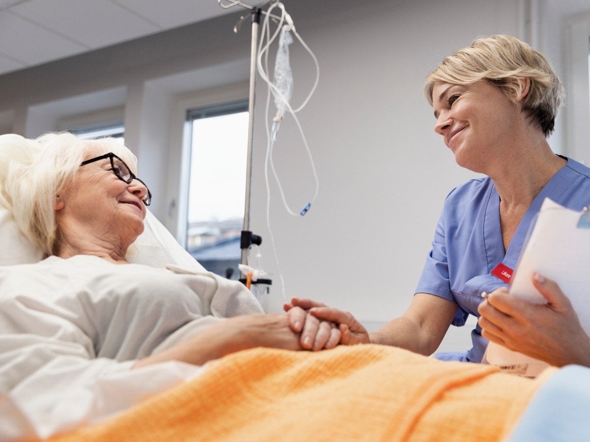 En äldre kvinna samtalar med sin läkare