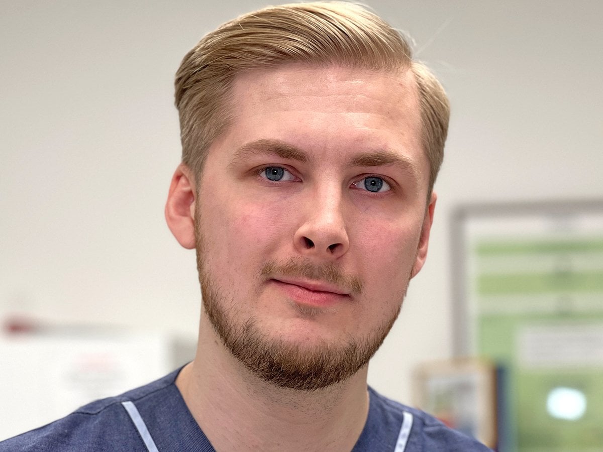 Porträttbild på Erik, klädd i sjukhuskläder