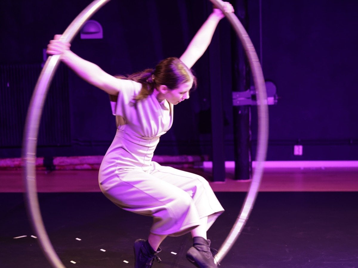 En artist som utövar nycirkus.