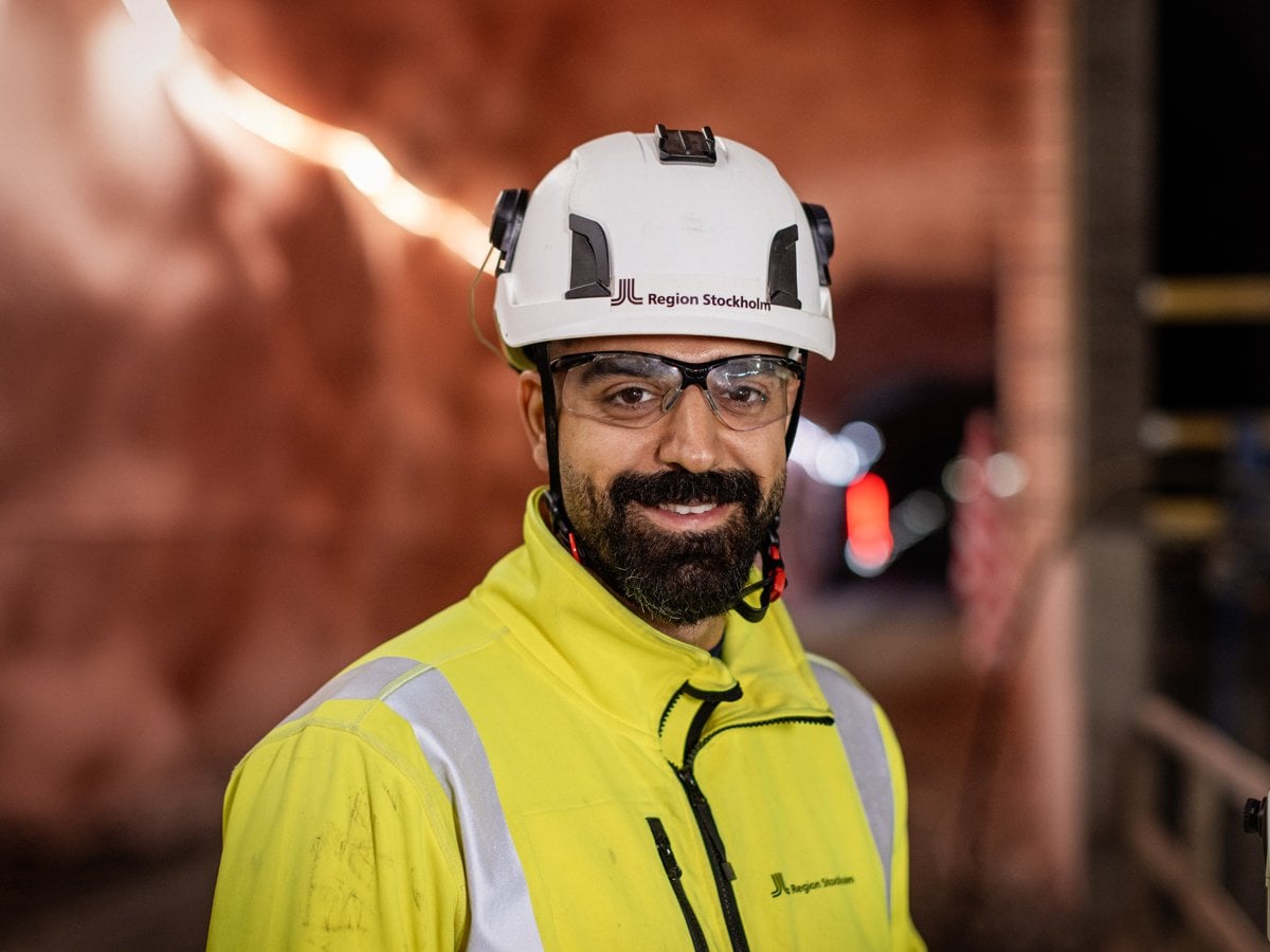 En man iförd skyddshjälm och skyddsutrustning.