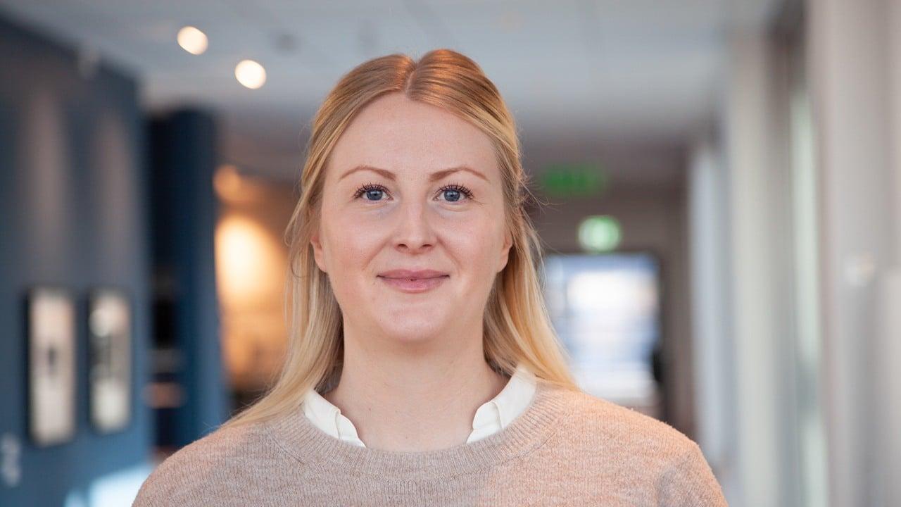 Porträttfoto på Emma, objektspecialist på Serviceförvaltningen i Region Stockholm