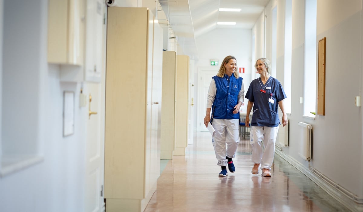 Några kvinnor som går i en korridor.