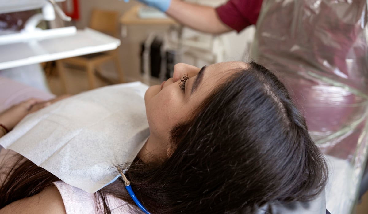 En kvinna som ligger i en sjukhussäng.