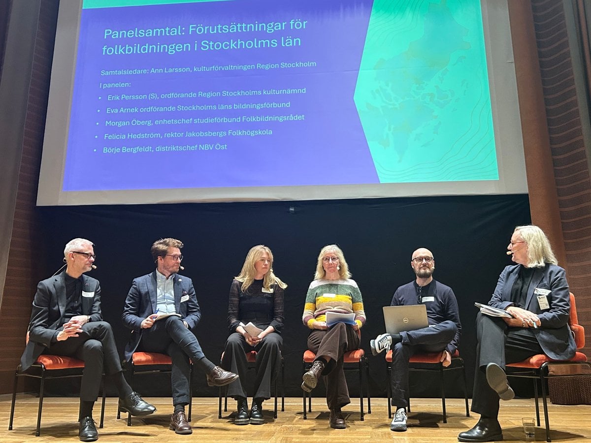 Paneldeltagare på scen