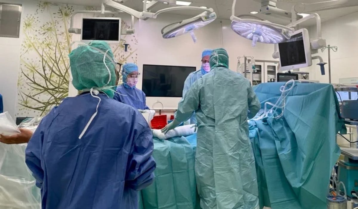 En grupp läkare i operationskläder på ett sjukhus.