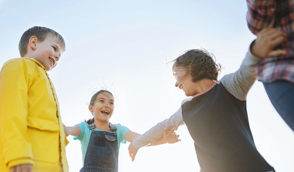 En grupp med barn som leker