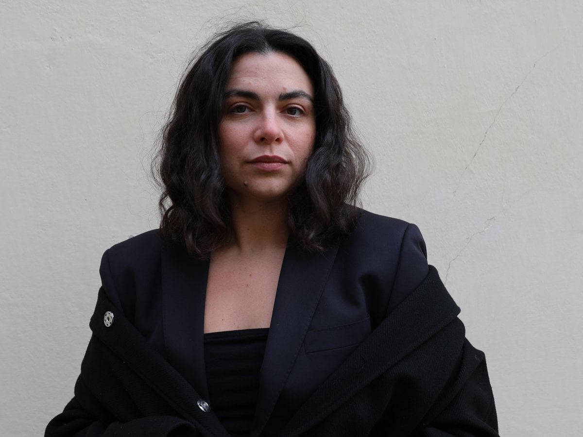 Kvinna i svarta kläder.