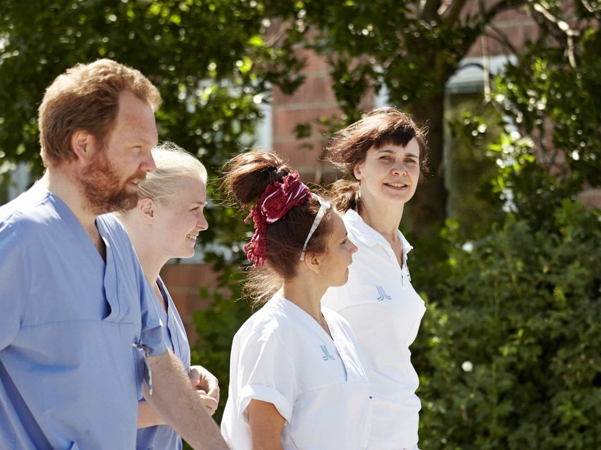 Fyra personer går utomhus.