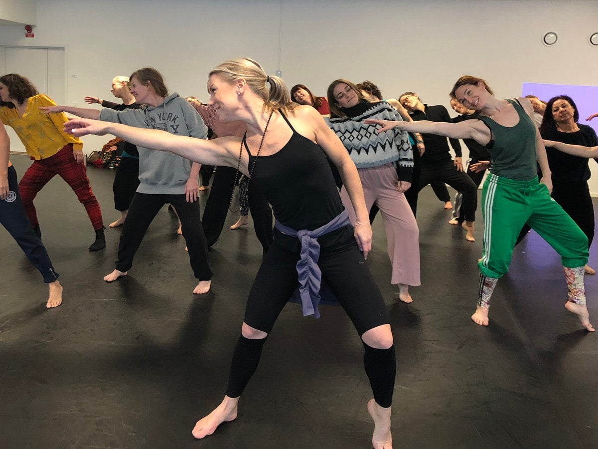 Grupp tjejer dansar.