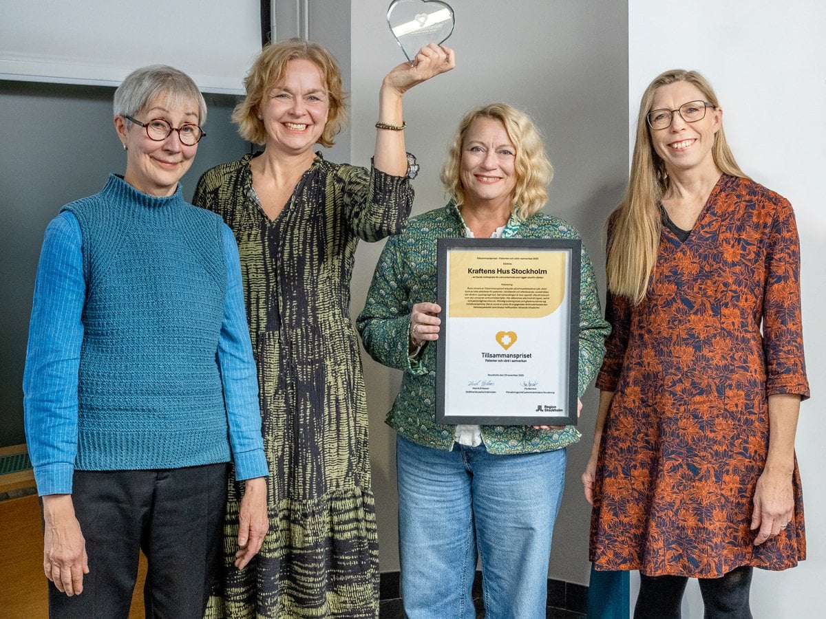 Fyra kvinnor på Kraftens Hus som vunnit pris. En håller upp priset, en håller upp ett diplom.