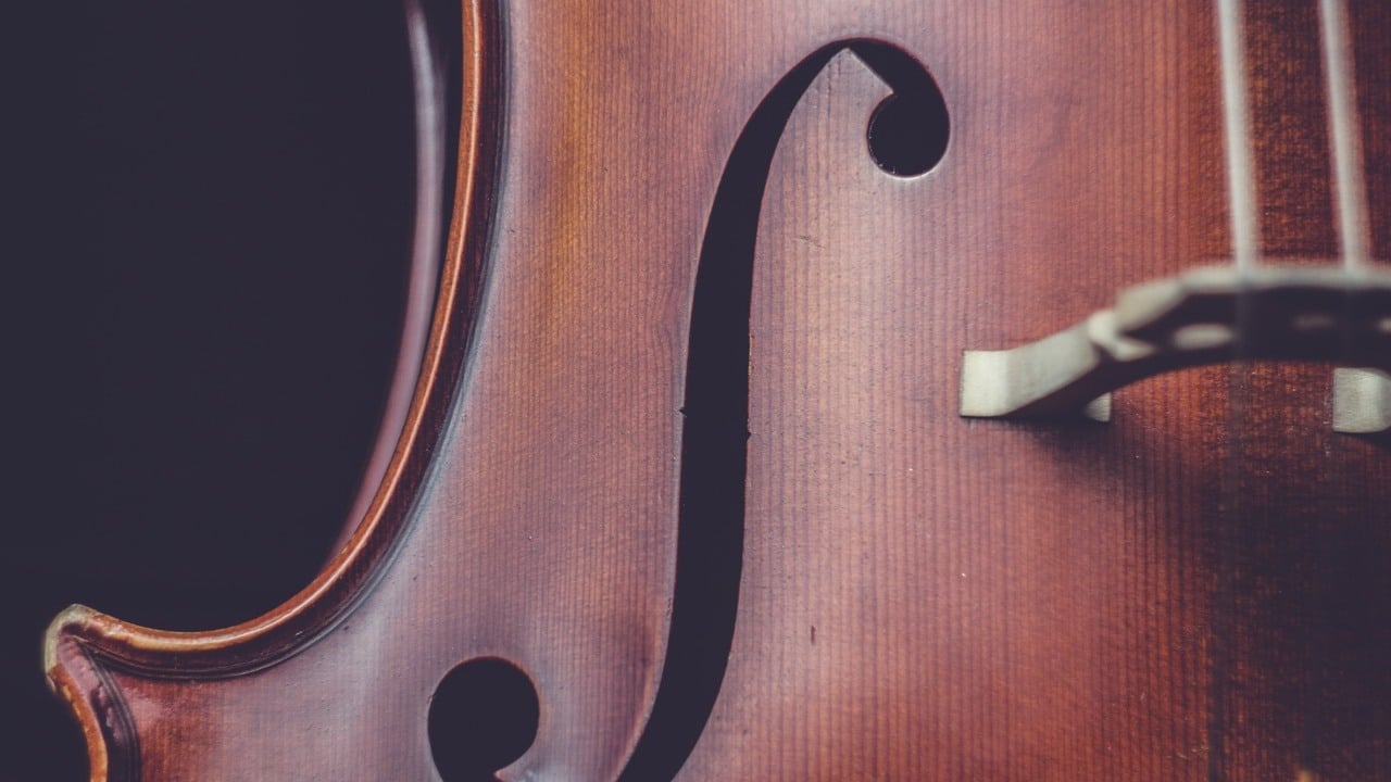 En närbild på ett stråkinstrument