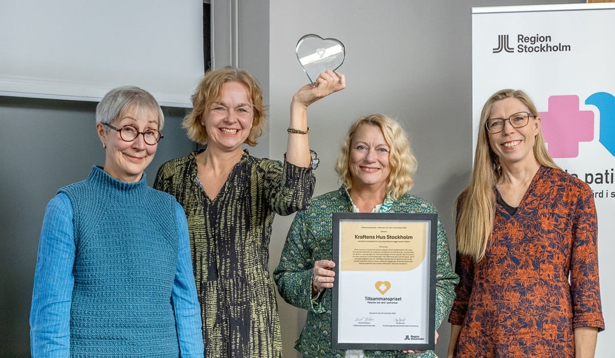 Vinnare av Tillsammanspriset. Fyra kvinnor med diplom.