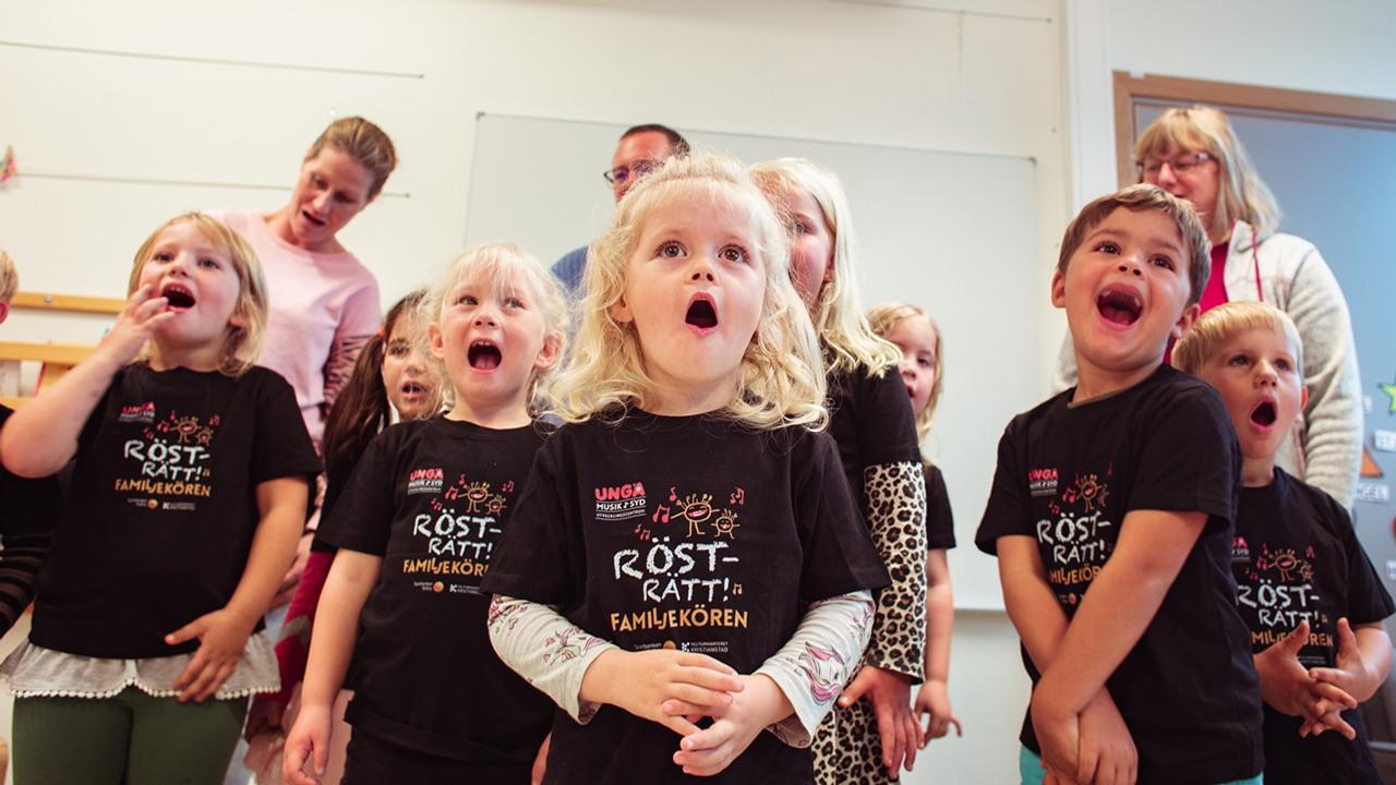 Barn på förskola i åldern 3-5 år som sjunger tillsammans med förskolepersonal