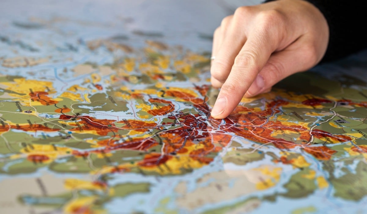 Han pekar på en karta