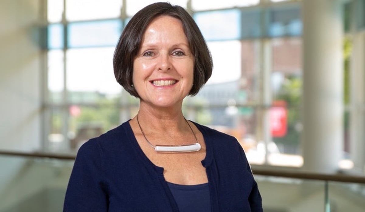 Wendy framför fönster