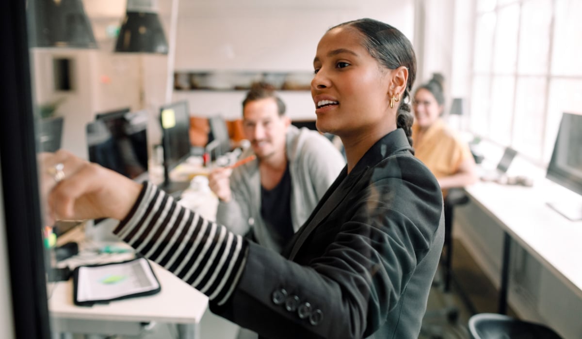 Personer samverkan framför en skärm