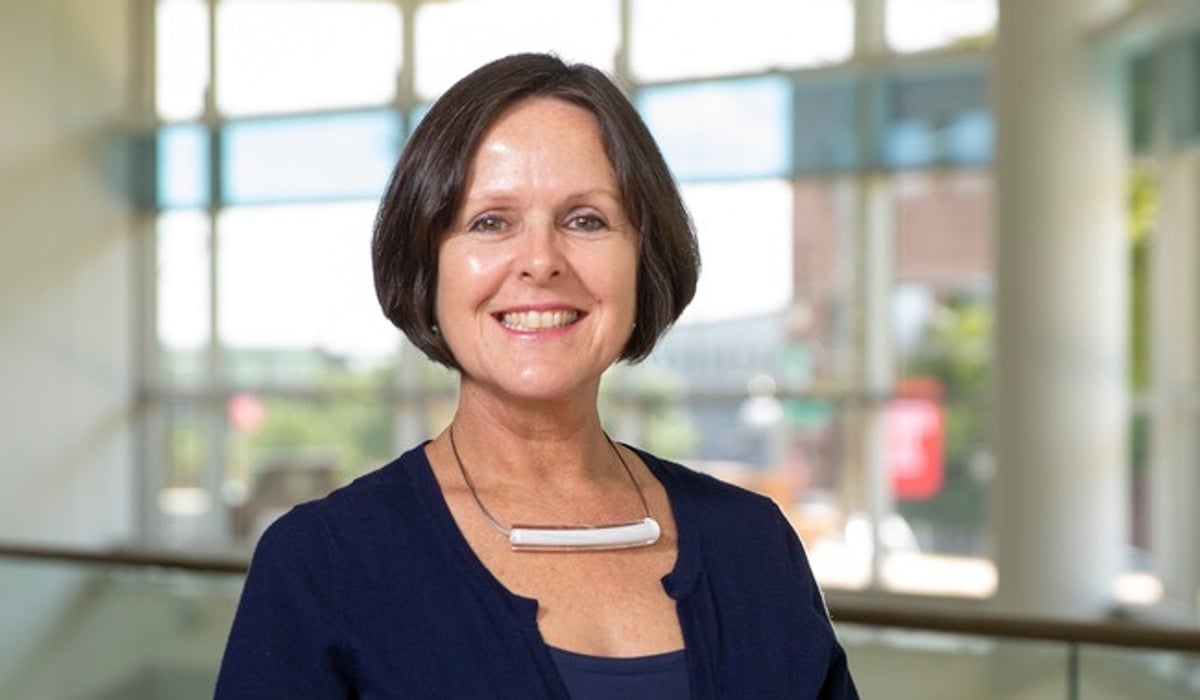 Portrait of standing woman.