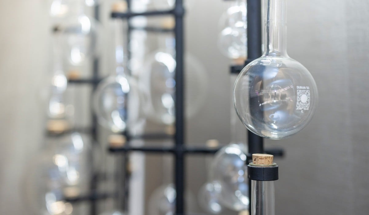 Konstnärlig installation med glasbubblor.