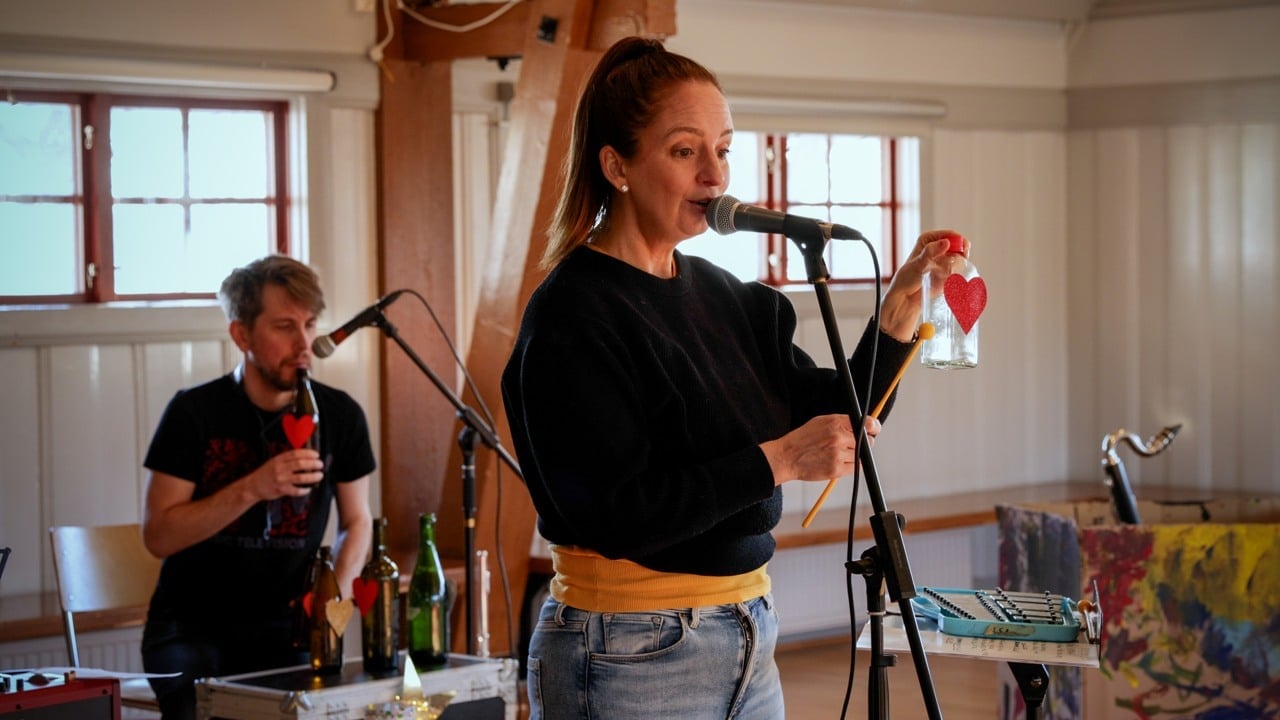 Musiker sjunger och spelar musik på glasflaskor på en förskola