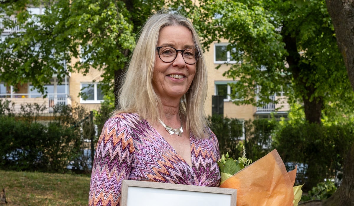 Foto på Agneta Danielsson som håller i diplom och blommor