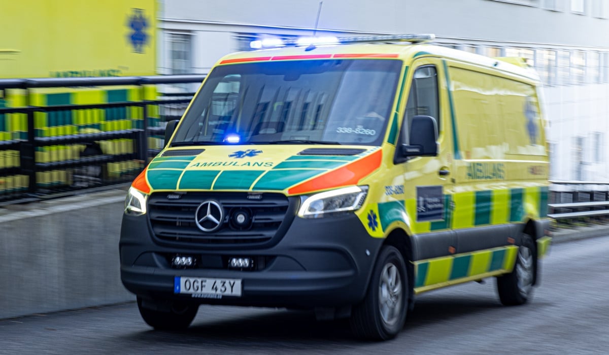 En ambulans kör på en ambulansuppfart.