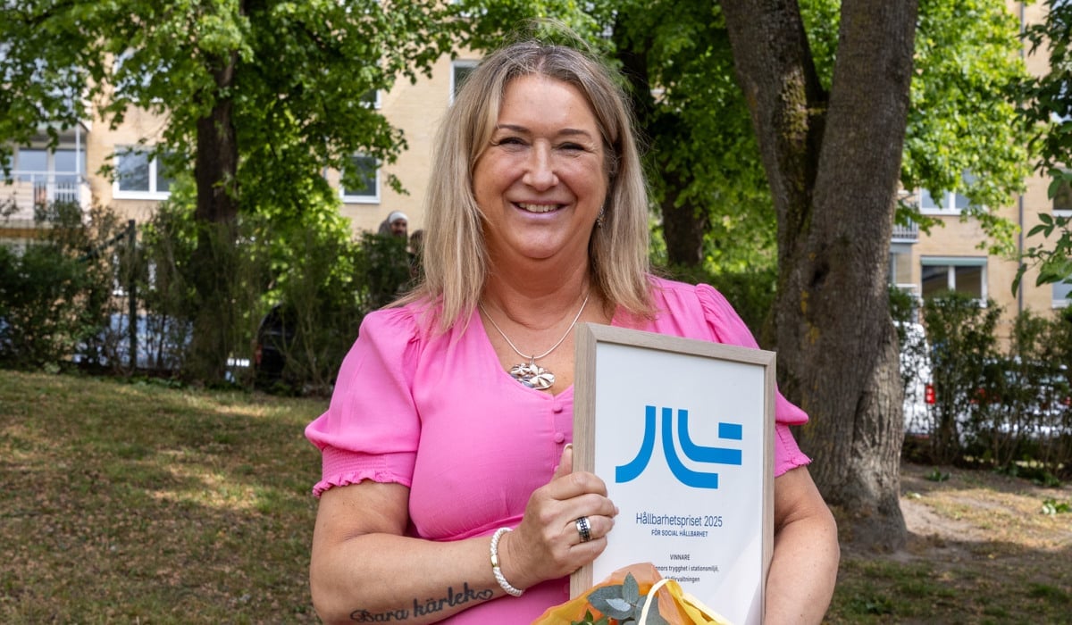 Foto på Jeanette Hegedüs som håller i diplom och blommor