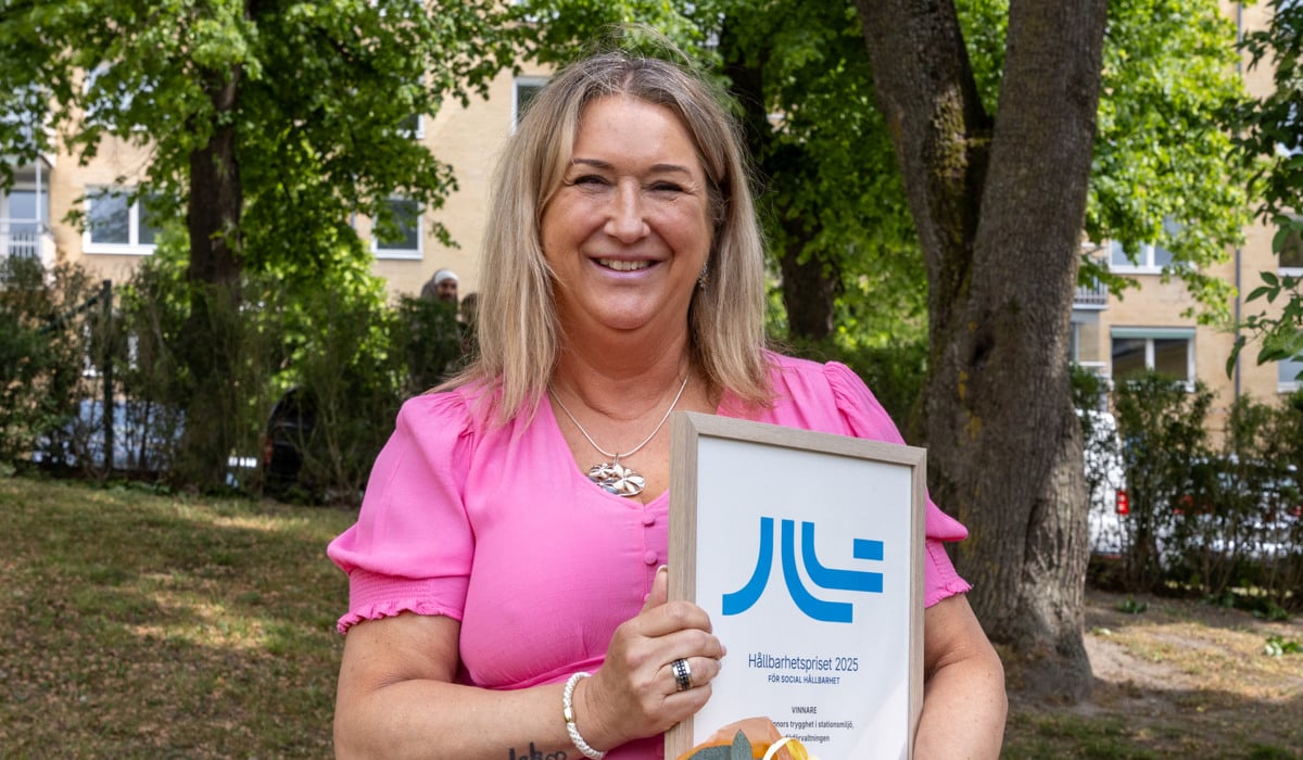 Foto på Jeanette Hegedüs som håller i diplom och blommor