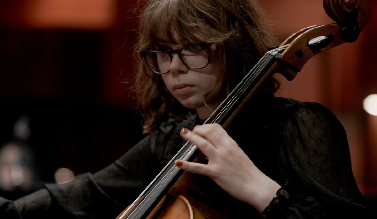 En ung tjej spelar cello.