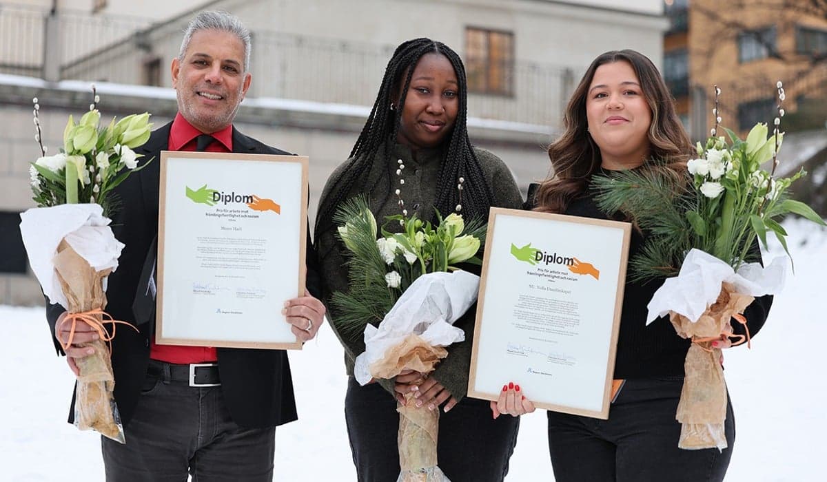 Vinnarna av Region Stockholms pris för arbete mot främlingsfientlighet och rasism. De håller i diplom och blommor. 