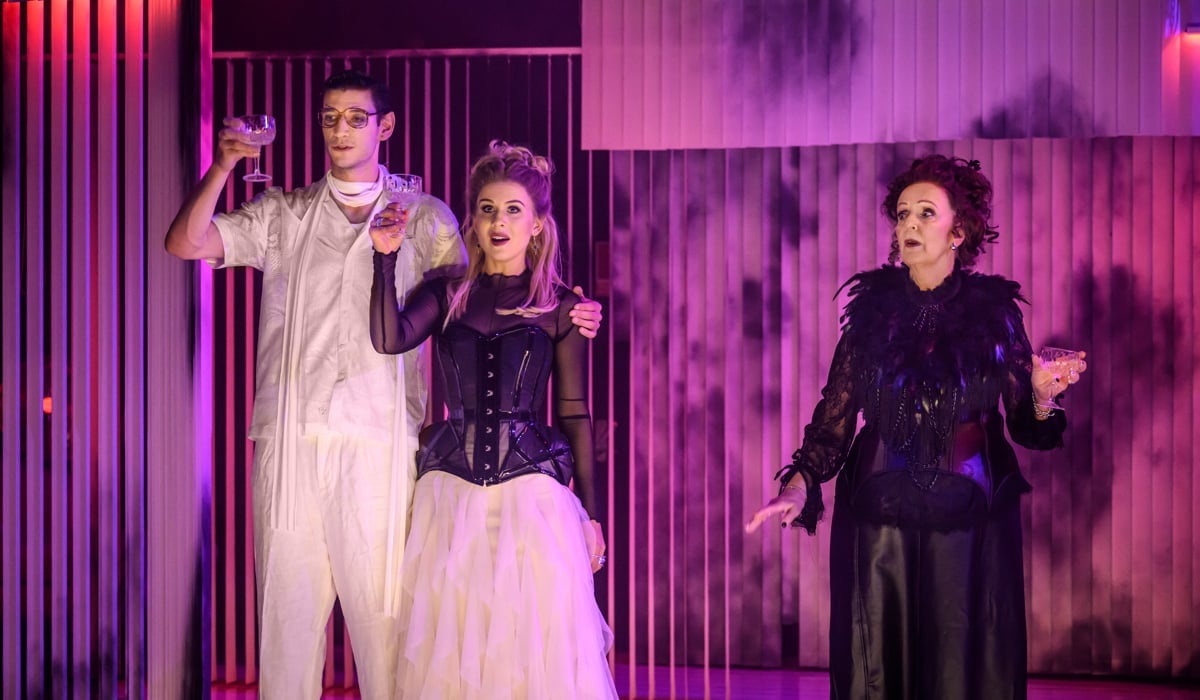 Tre personer som står på en scen.