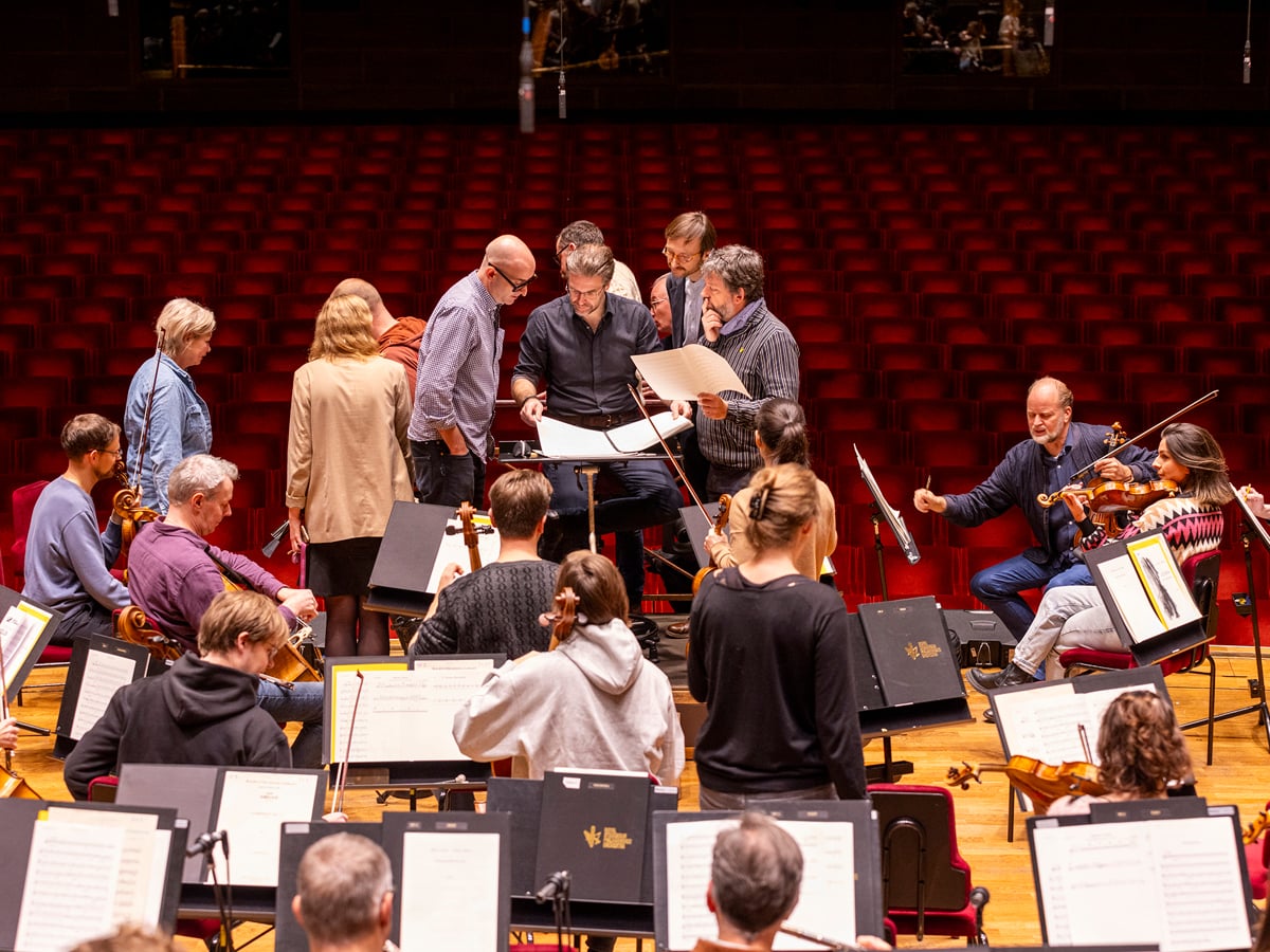 dirigent och musiker på scenen i konserthuset