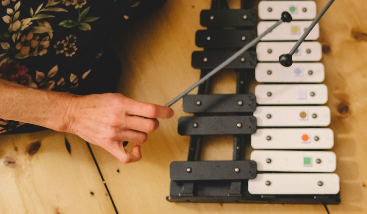 En hand som spelar på sylofon.