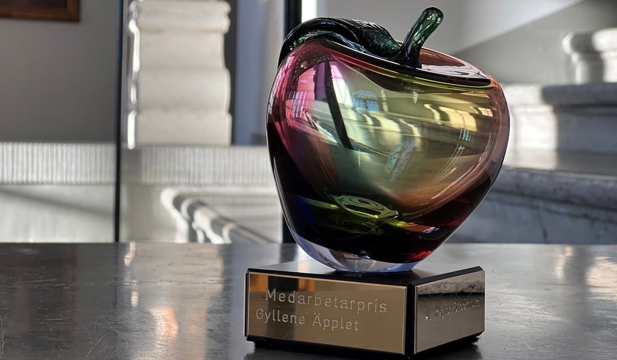 konstglasäpple som delas ut till vinnare av Gyllene Äpplets medarbetarpris