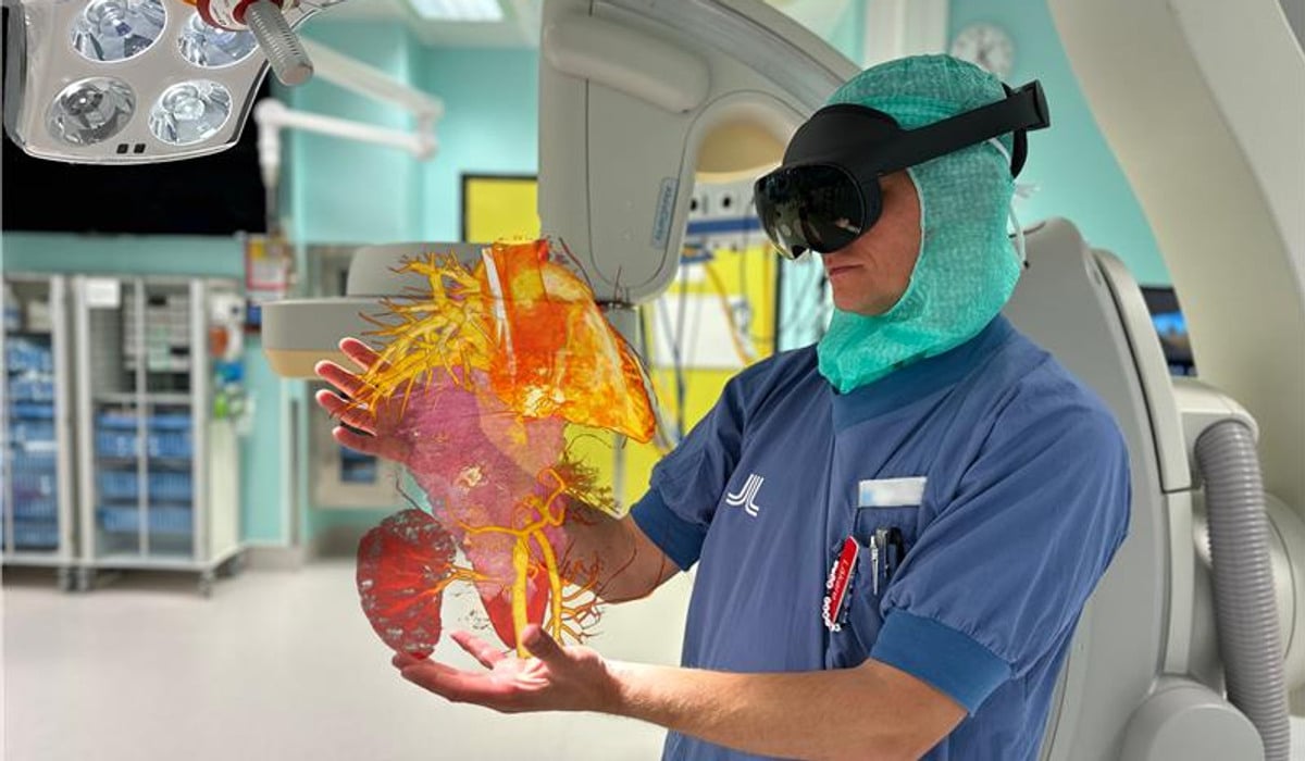 En vårdpersonal som har på sig vr-glasögon