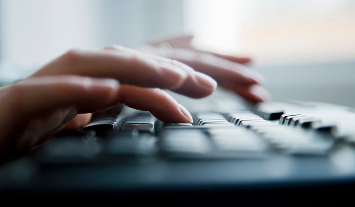 Händer som skriver på ett tangentbord