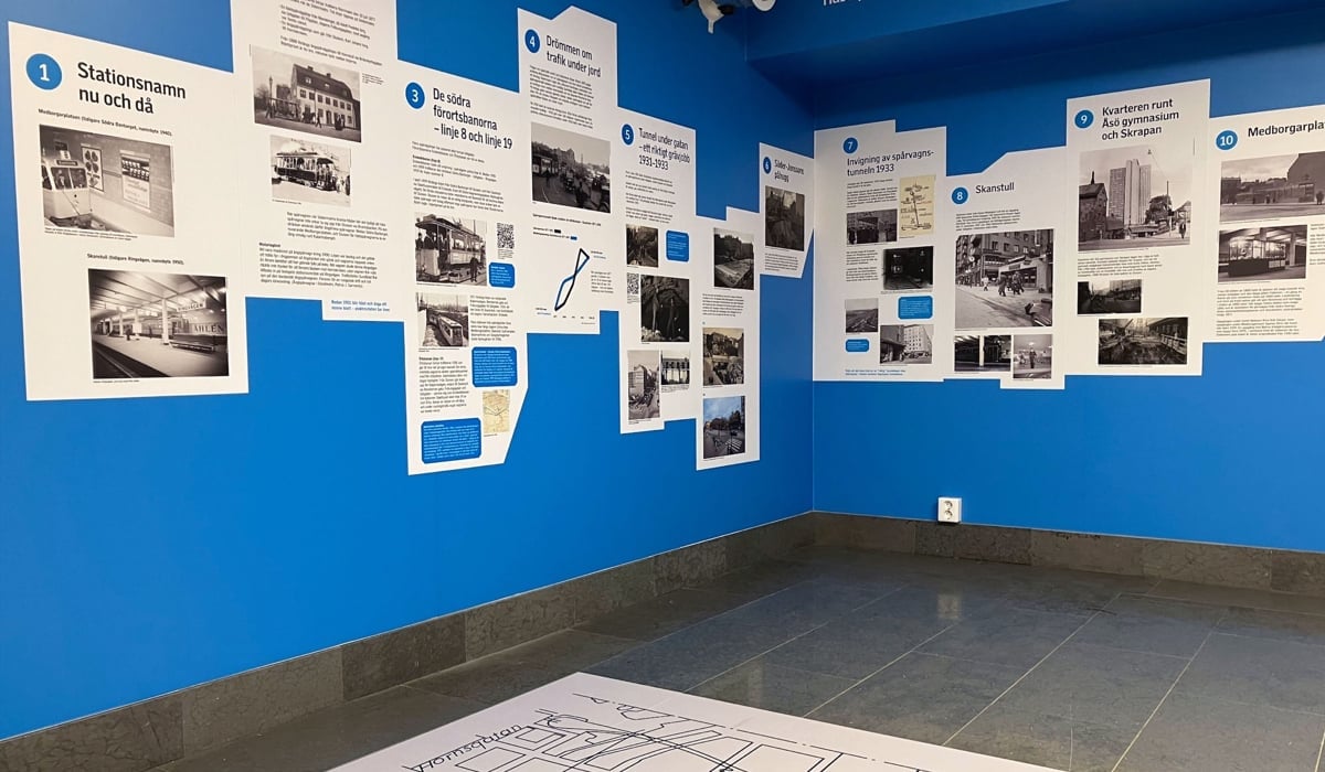 Ett rum med blå väggar och ett vitt golv.