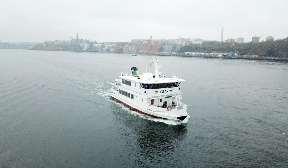 Fartyg vid namn Yxlan som navigerar längst med Stockholms innerstad.